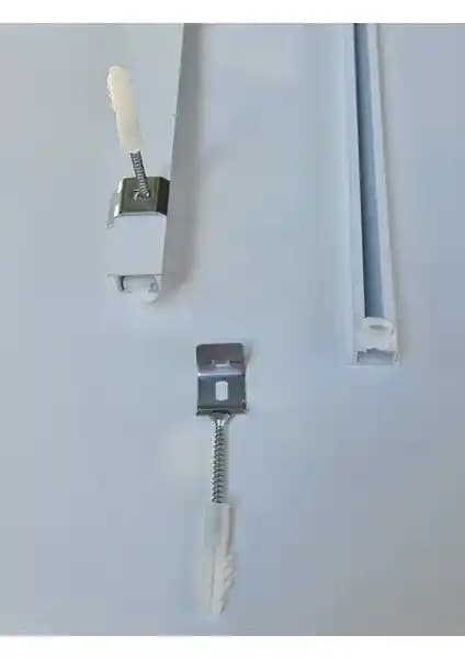 GARDINESTAN JUNG CFO ve İzen Rustik Perde Askısı Karşılaştırması: Malzeme, Kullanım ve Montaj Özellikleri