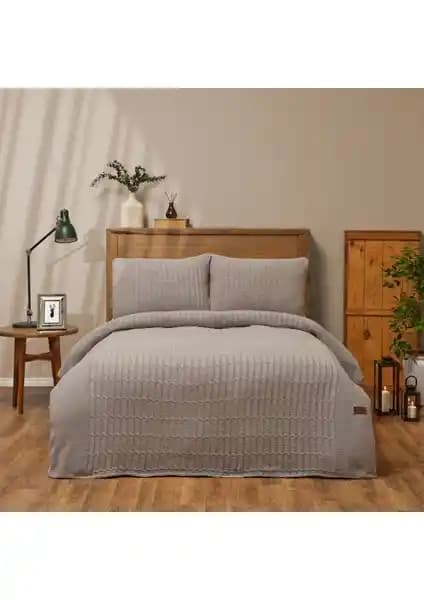 Karaca Home Manira ve Örtüm Gloria Yatak Örtüsü Karşılaştırması