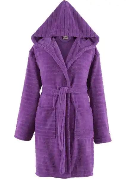 MaisonArt Comfy ve Zeynep Tekstil Penguen Nakışlı Bornoz Karşılaştırması