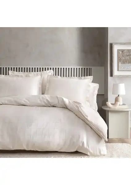 Yataş Destra Saten ve Bedding Plain Çift Kişilik Nevresim Takımı Karşılaştırması 1