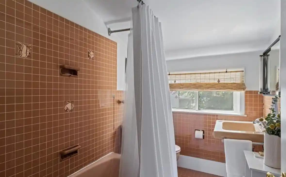 1960'lar Banyosunu Modernize Etmek İçin Renk, Malzeme ve Tasarım Önerileri