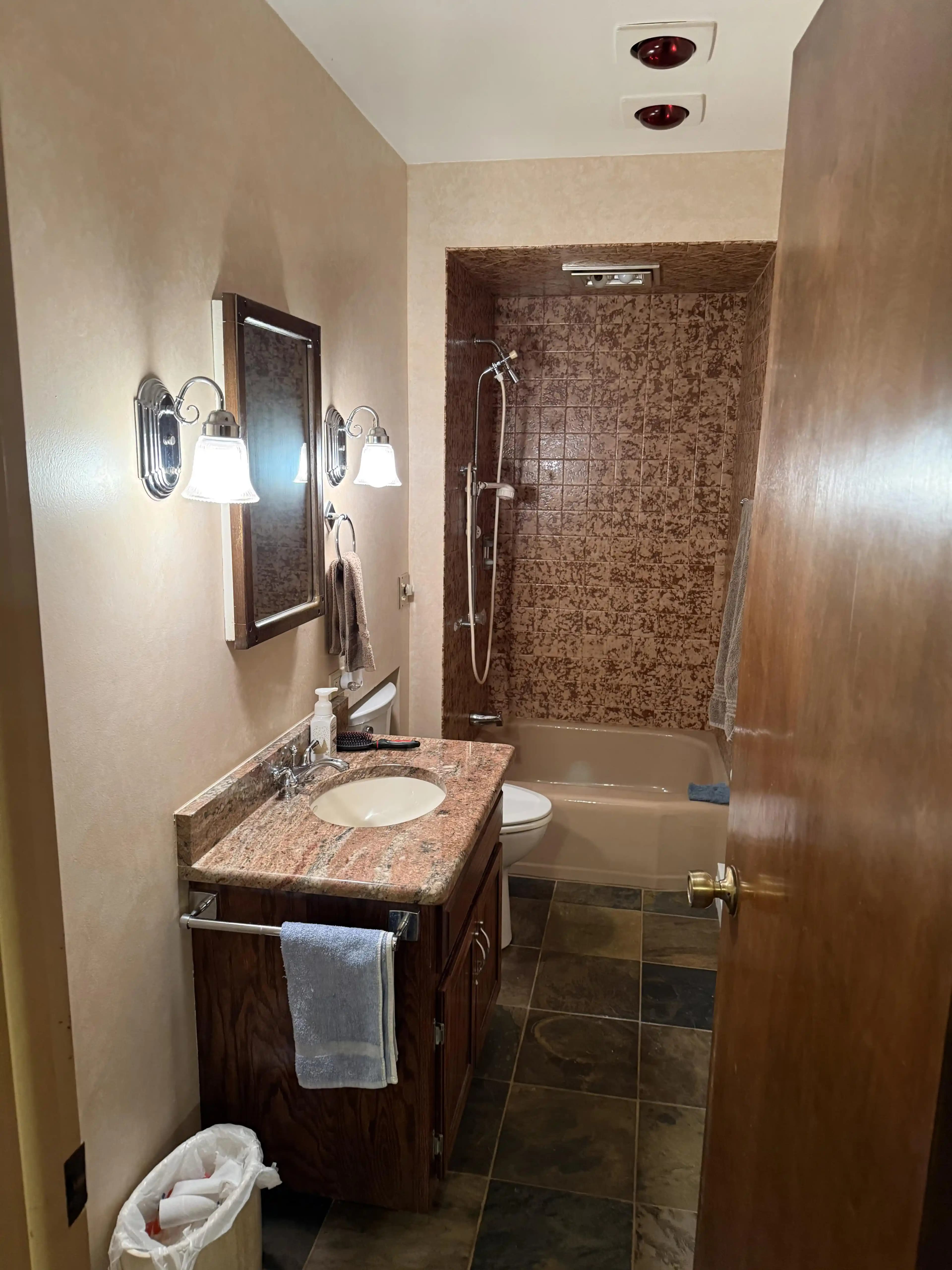 1970'ler Banyosunu 1000 Dolar Altında Yenilemek İçin Yüksek Getirili Güncellemeler