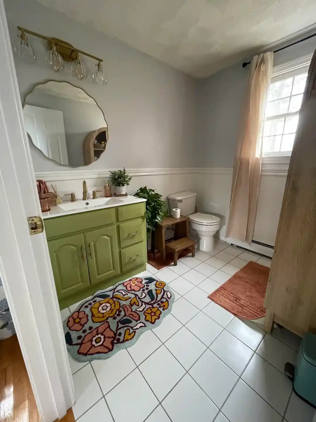 Banyo Dekorasyonunda Yeşil Tonları ve Güvenlik Önlemleriyle Estetik ve Fonksiyonellik