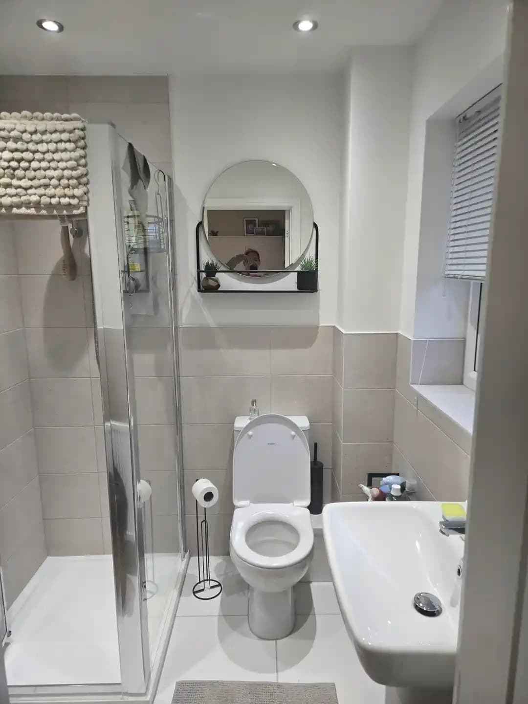 Banyo Duvar Boyası Seçiminde Renk ve Donanım Uyumu: Modern ve Doğal Yaklaşımlar
