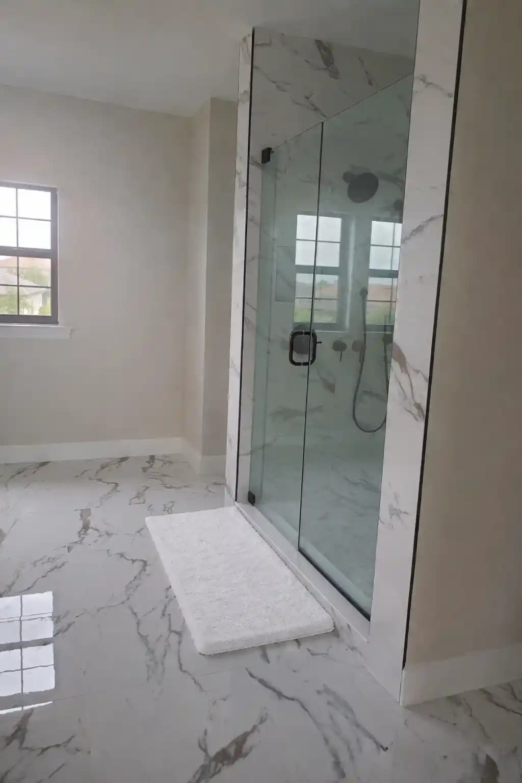 Banyo Paspası Seçiminde Siyah ve Beyaz Renklerin Avantajları ve Dezavantajları