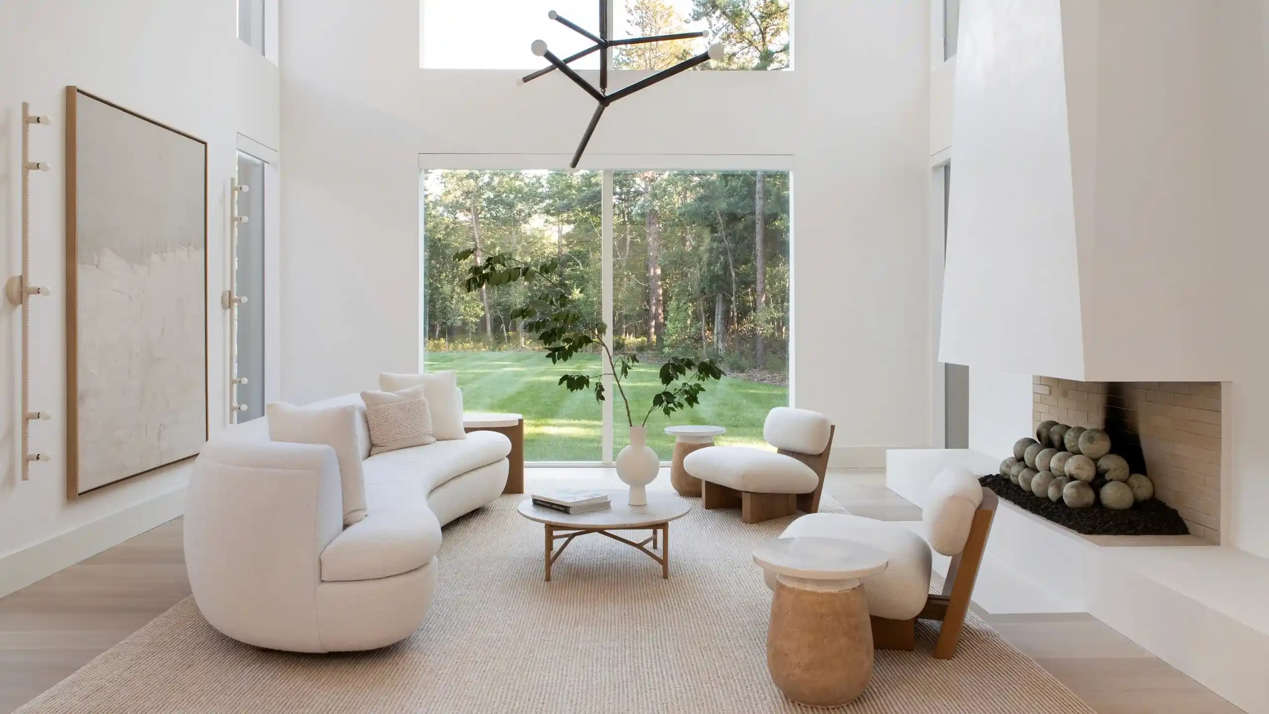 Beyaz Çerçeveler İçin Sanat Seçimi: Renk Uyumu ve Mekân Estetiği Rehberi