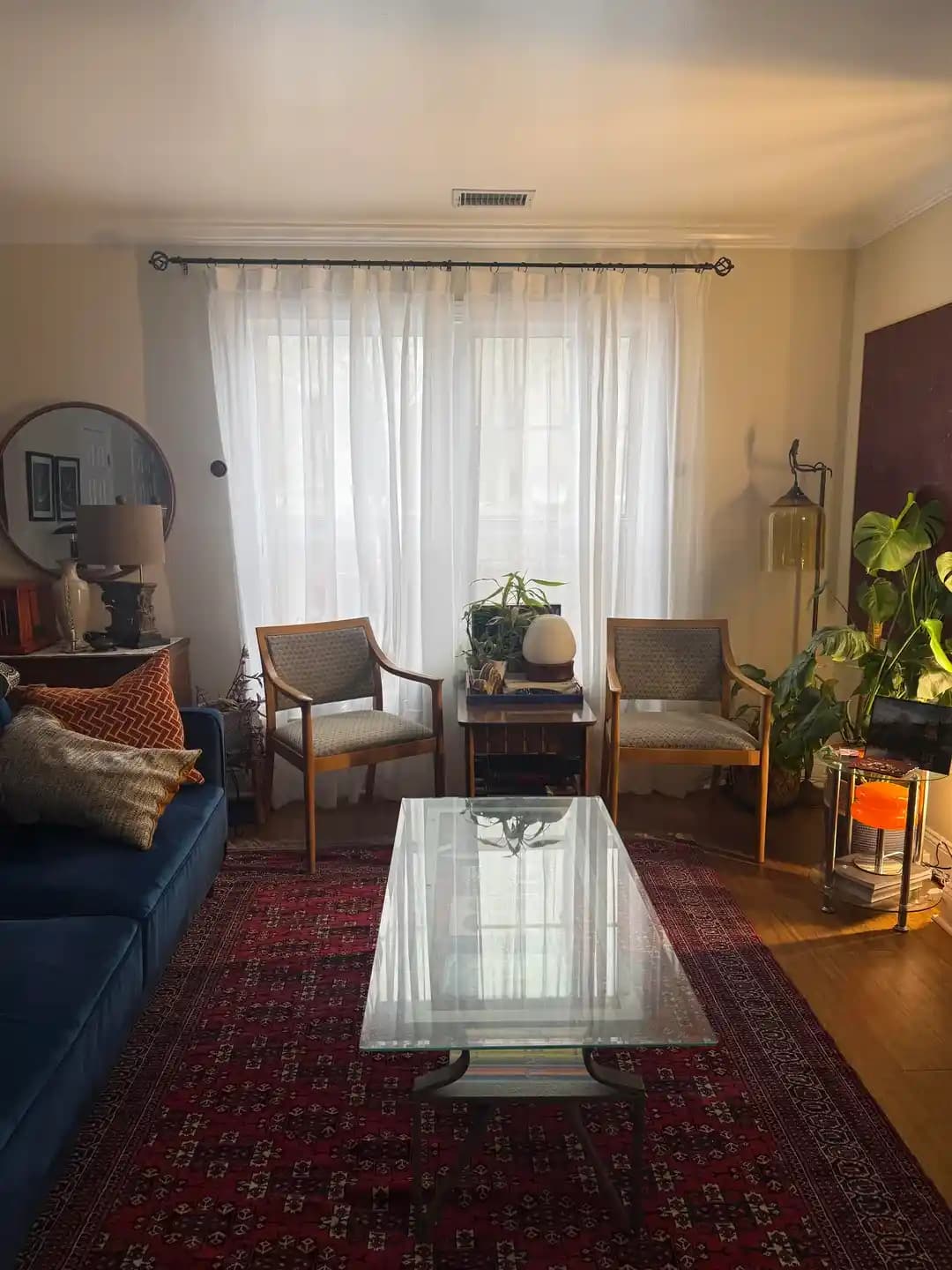 Duvar Rengiyle Uyumlu Perde Seçimi: Yeşil, Turuncu ve Kahverenginin Mekâna Etkisi