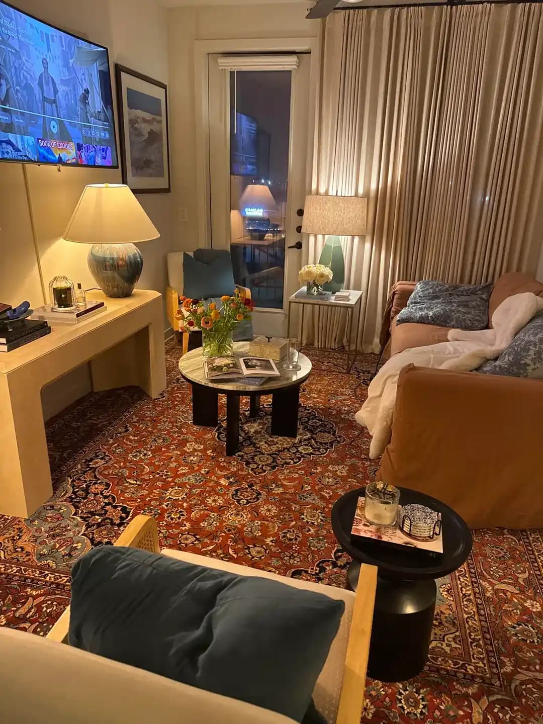 Ev Dekorasyonunda Denge ve Fonksiyonellik: Renk Uyumu, Mobilya Yerleşimi ve Estetik İncelemesi