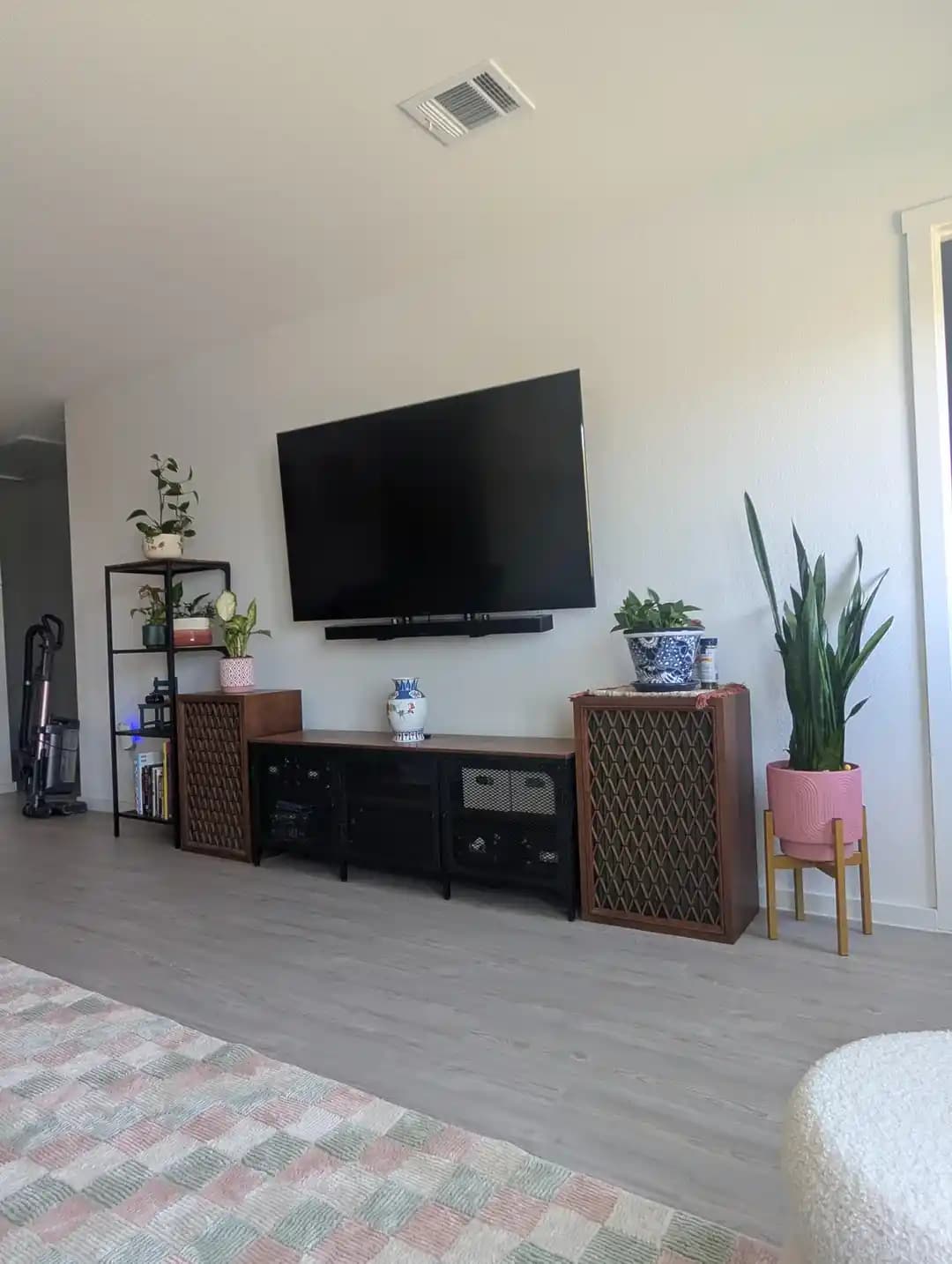 Küçük Alanlarda TV ve Hoparlörlerle Uyumlu Mobilya ve Dekorasyon Seçenekleri