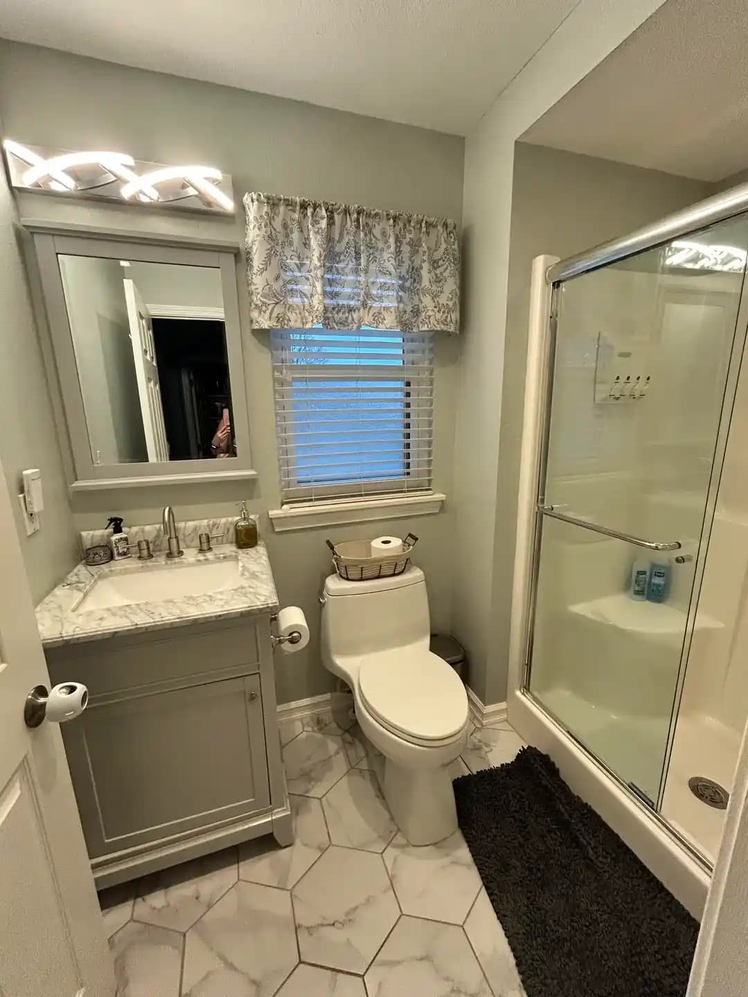 Küçük Banyolar İçin Fonksiyonel Depolama Çözümleri ve Düzenleme Yöntemleri