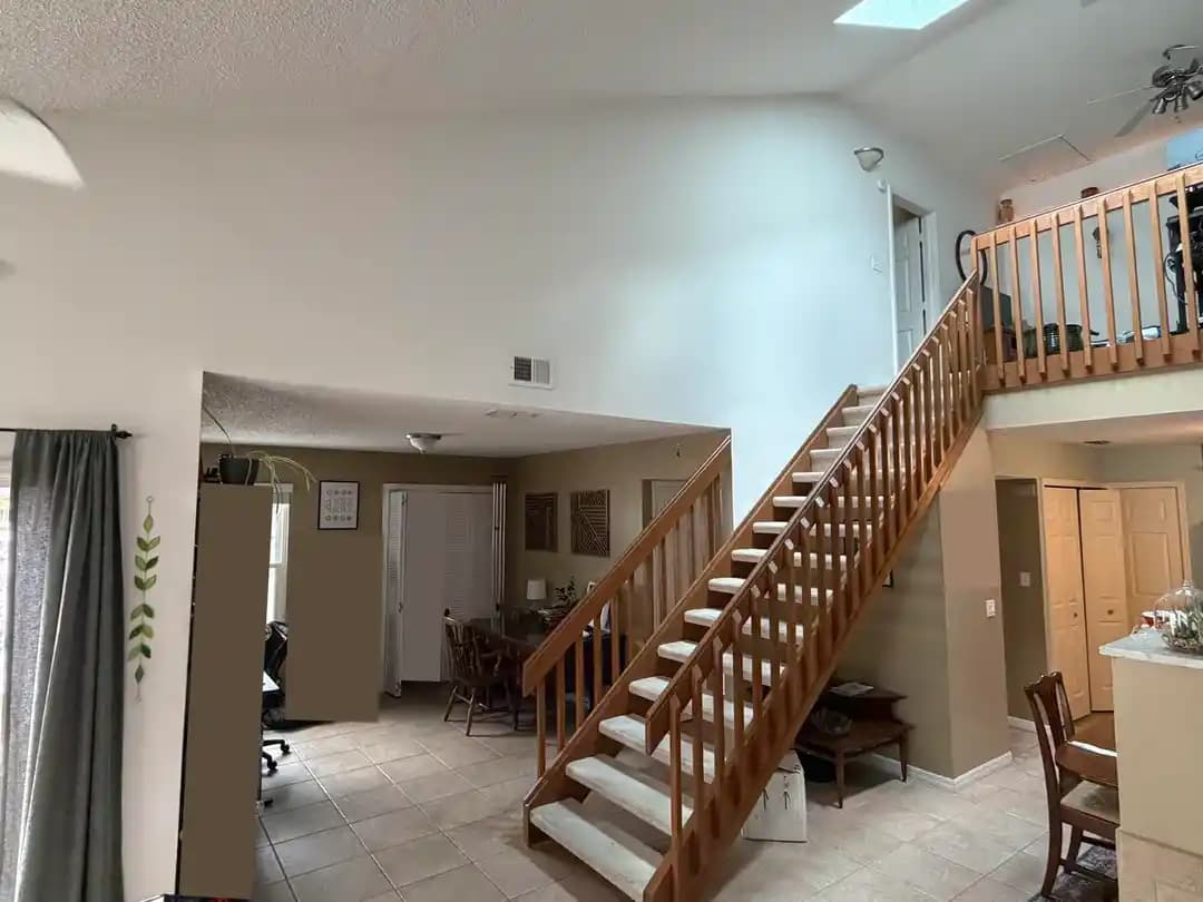 Merdiven Yanındaki Büyük Beyaz Duvarın Dekorasyonu İçin Etkili Tasarım Önerileri