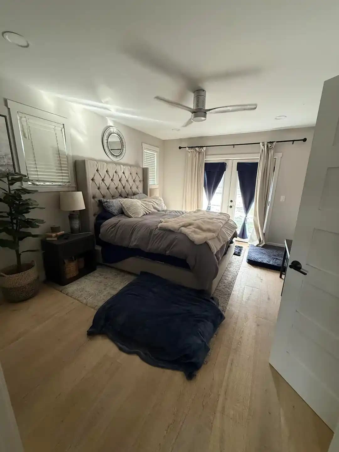 Moody ve Doğal Tonlarla Oda Yenileme: Duvar Rengi, Aydınlatma ve Dekorasyon Önerileri