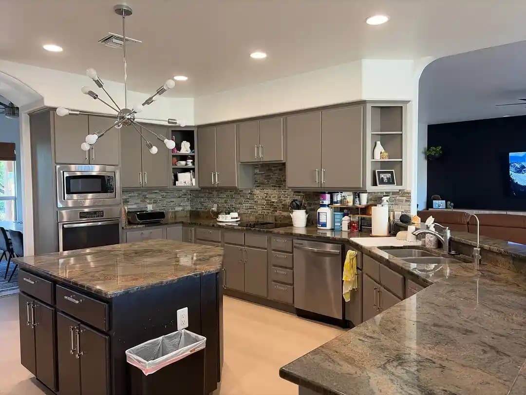 Mutfak Dekorasyonunda Tezgah Arkası ve Dolap Renkleri: Estetik ve Fonksiyonel Çözümler