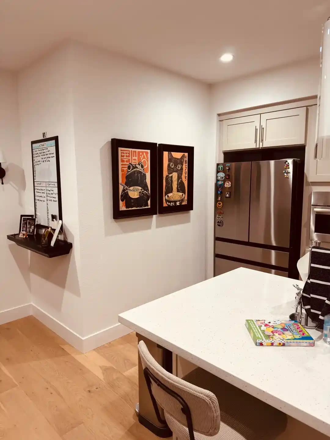 Mutfak Duvarında İki Çerçevenin Yan Yana mı Dikey mi Yerleştirilmesi Üzerine Analiz