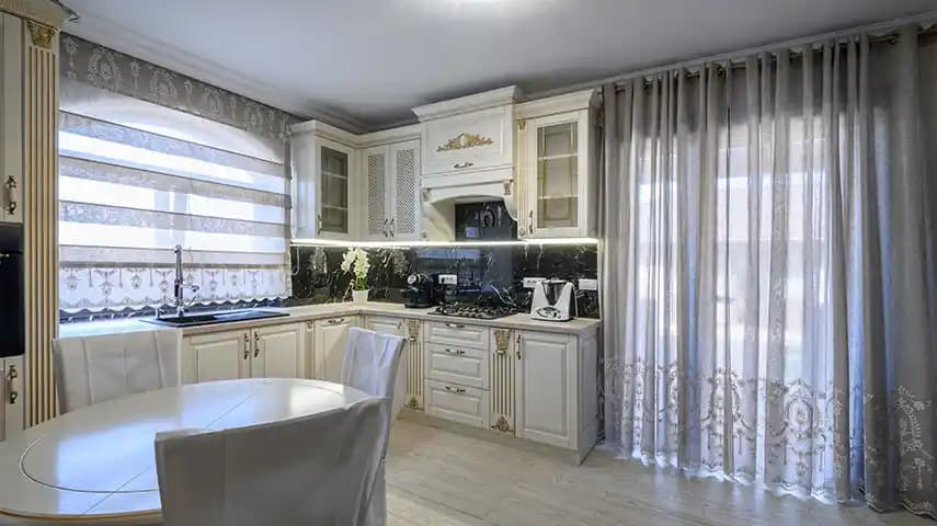 Mutfak Pencereleri İçin Estetik ve Fonksiyonel Perde ile Jaluzi Seçenekleri