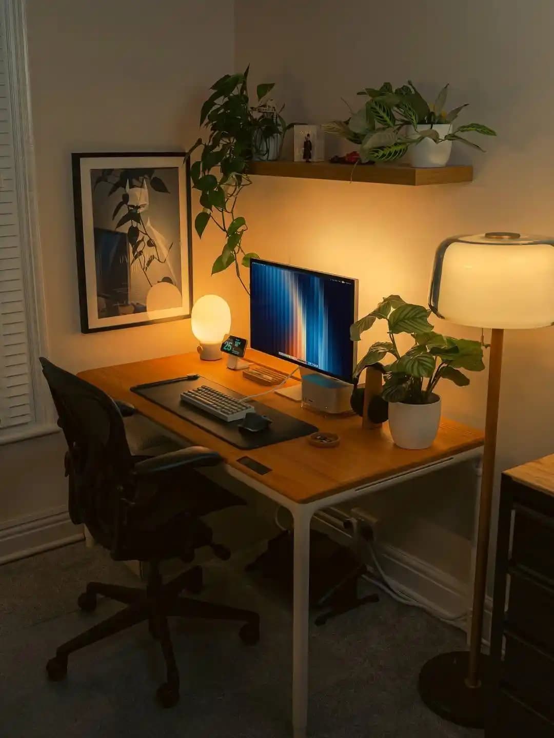 Sıcak Renk Tonlu ve Dolaylı Aydınlatmalı Masa Lambası Seçimi İçin Kapsamlı Rehber