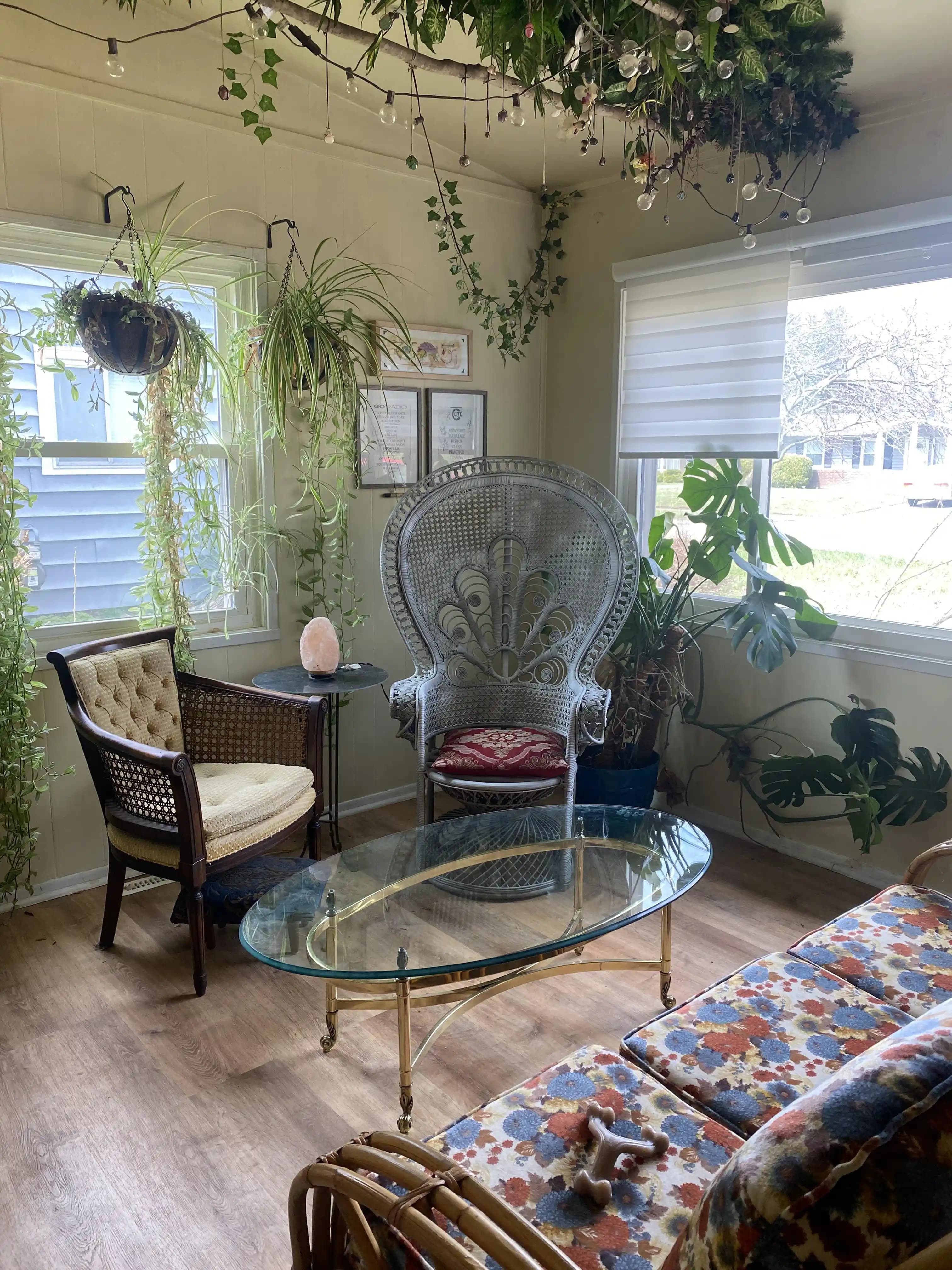 Tavus Kuşu Sandalyesi Renk Seçimi: Estetik ve Teknik Yaklaşımlarla Uyum Sağlama