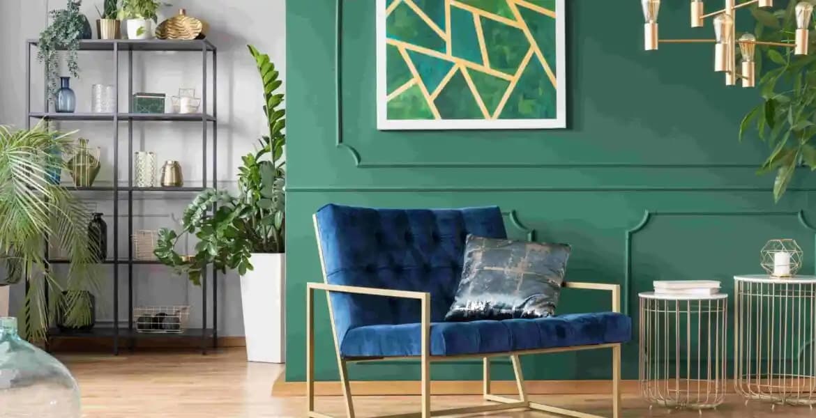 Teal Renkli Sandalyenin Halı ve Dolapla Uyumunda Renk Tonları ve Aksesuarların Rolü