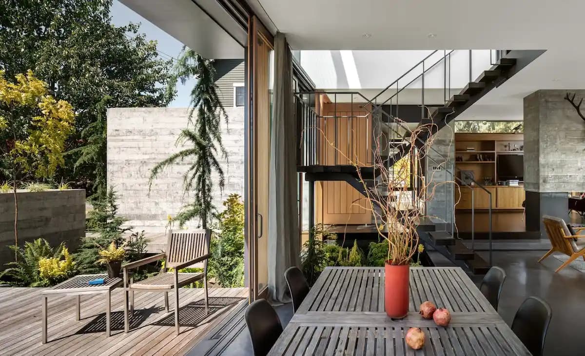 Veranda Dekorasyonunda Bitki Seçimi, Aydınlatma ve Mobilya Düzenlemeleriyle Estetik İyileştirme Yöntemleri