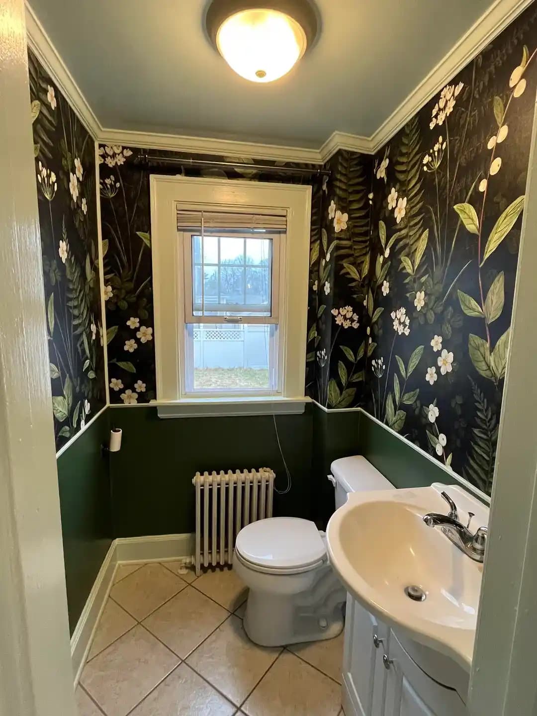 Yarım Banyoda Duvar Kağıdı ve Renklerle Mekan Yenileme Teknikleri ve Detayları