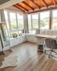 Yatak Odası Önündeki Geniş Pencere İçin Fonksiyonel ve Estetik Oturma Düzeni Seçenekleri