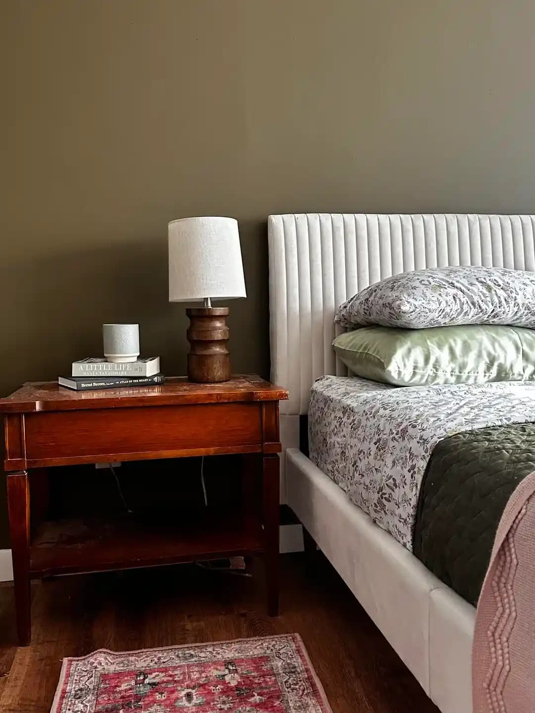 Yeşil Duvarlı Yatak Odasında Dekorasyon ve Duvar Üstü Tasarım Önerileri