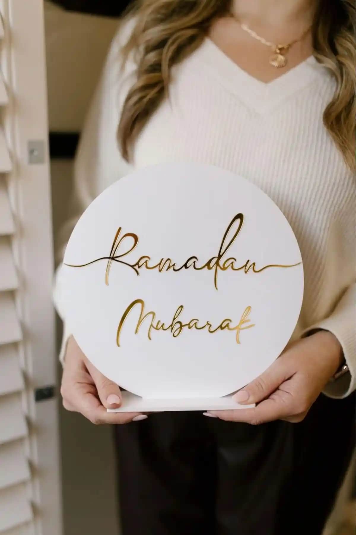 Elfora Ramazan Mubarak Beyaz Ahşap ve Gold Pleksi Masa Ünitesi ile Şık Sofralar