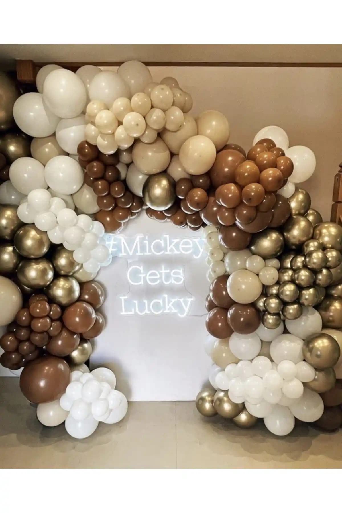 Krom Gold Karamel Sütlü Kahve ve Beyaz Balon Zinciri ile Şık ve Modern Parti Dekorasyonu