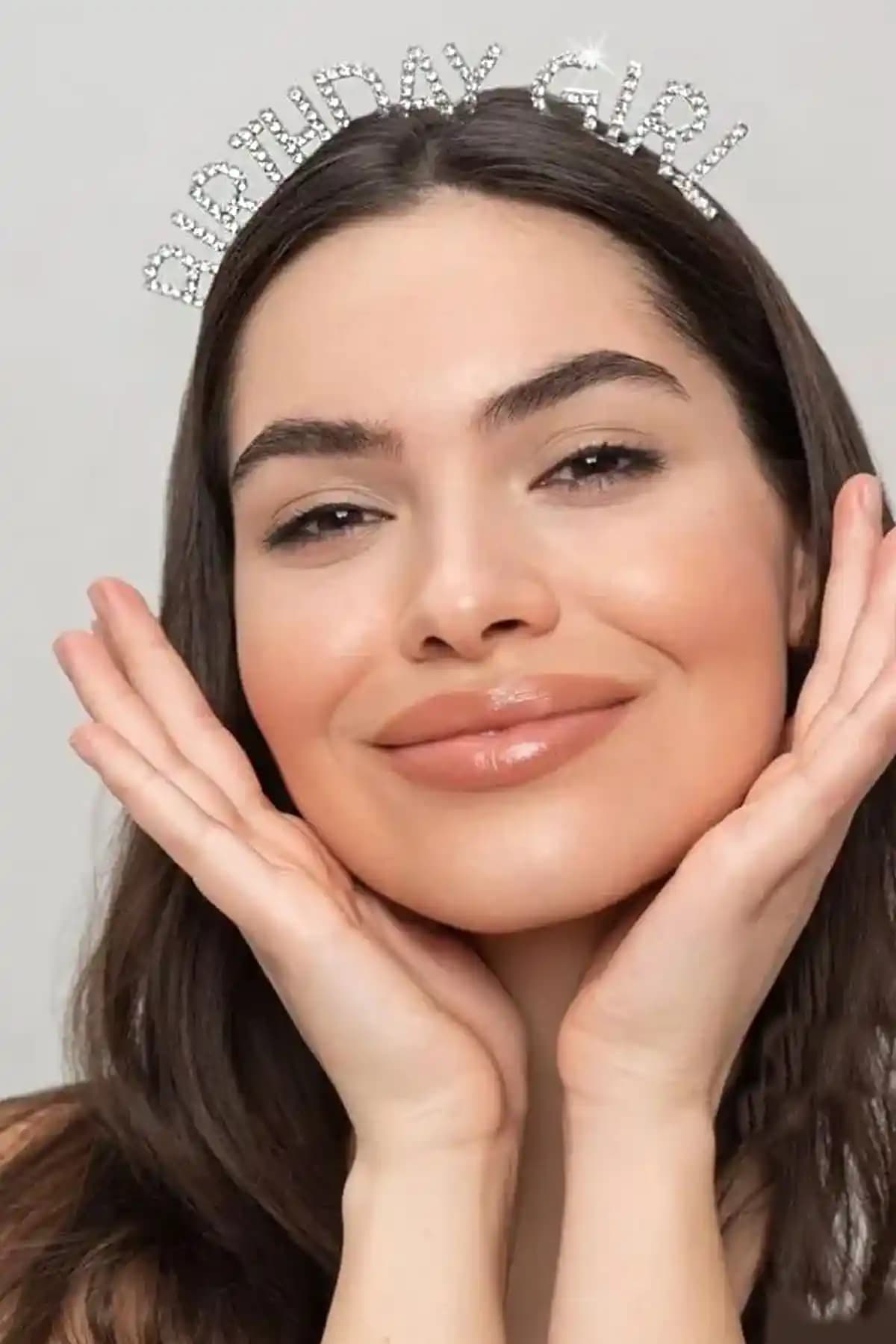 Yüksek Kaliteli Parlak Taşlı Doğum Günü Tacı Şık ve Rahat Kullanım İçin Uygun