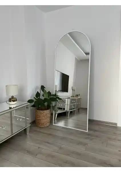 Effe Yapı Dekor Beyaz Metal Çerçeveli ve Ersan Dizayn Gold Oval Ayaklı Aynaların Karşılaştırması