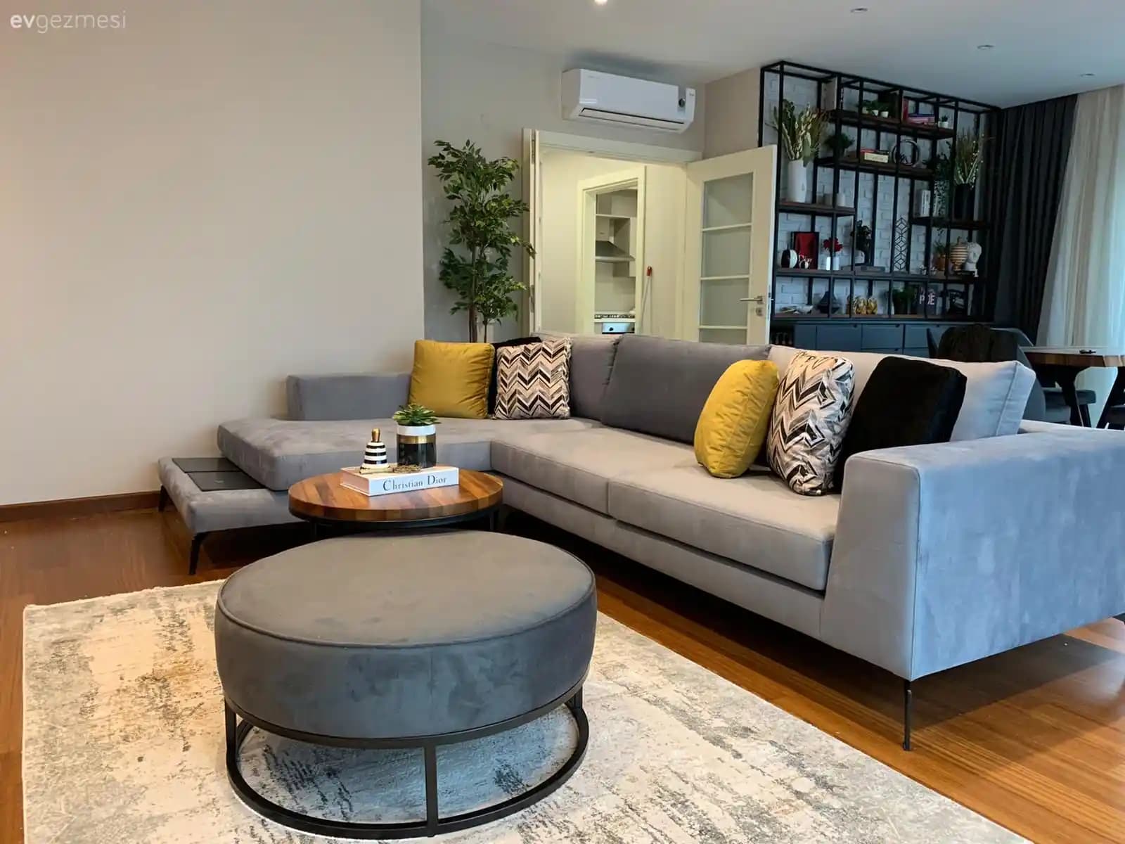 Gri Koltuk ve Halı Uyumu: Modern Dekorasyonda Renk ve Doku Dengesi Nasıl Sağlanır