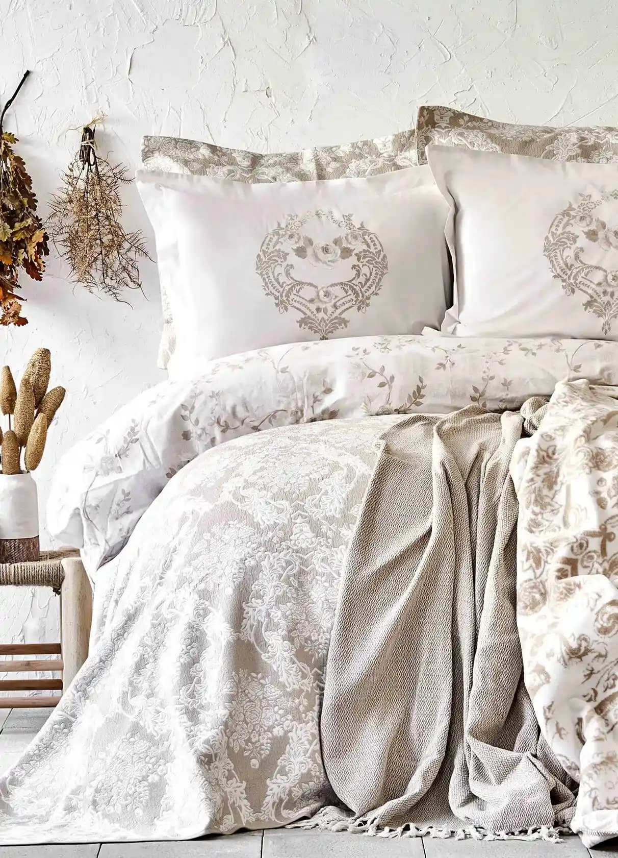 Karaca Battaniyeli Yatak Örtüsü: Fonksiyonellik ve Estetik Tasarımın Buluşması