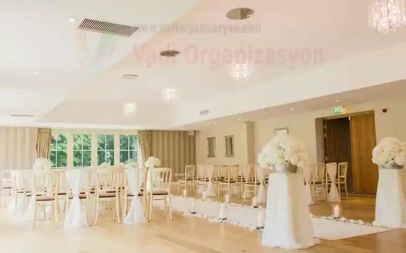 Plastik Sandalye Süsleme: Estetik ve Fonksiyonel Tasarım Çözümleri