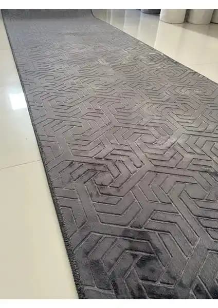 Dinarsu Armoni Kaymaz Taban Kesme Halı Yolluk ile Valery Violin Embos Kesme Yolluk (Gri) Karşılaştırması