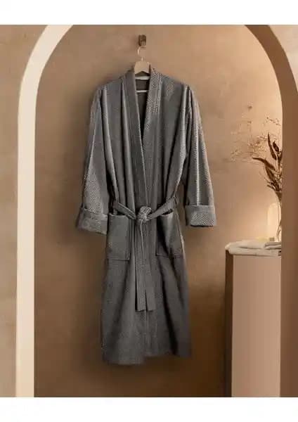 Nicola Kimono Erkek Bornoz ile Soley Minerva Unisex Bornoz Karşılaştırması: Kumaş, Kalınlık ve Tasarım Özellikleri