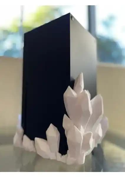 Xbox Series X için Kristal Stand: Estetik ve Fonksiyonelliği Bir Arada Sunan Şık Aksesuar