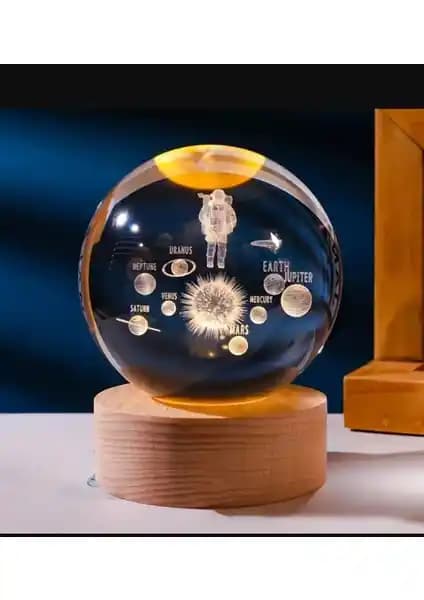 3D Kristal Cam Küre ve Ahşap Tabanlı LED Gece Lambası - USB Şarjlı Masa Dekoru
