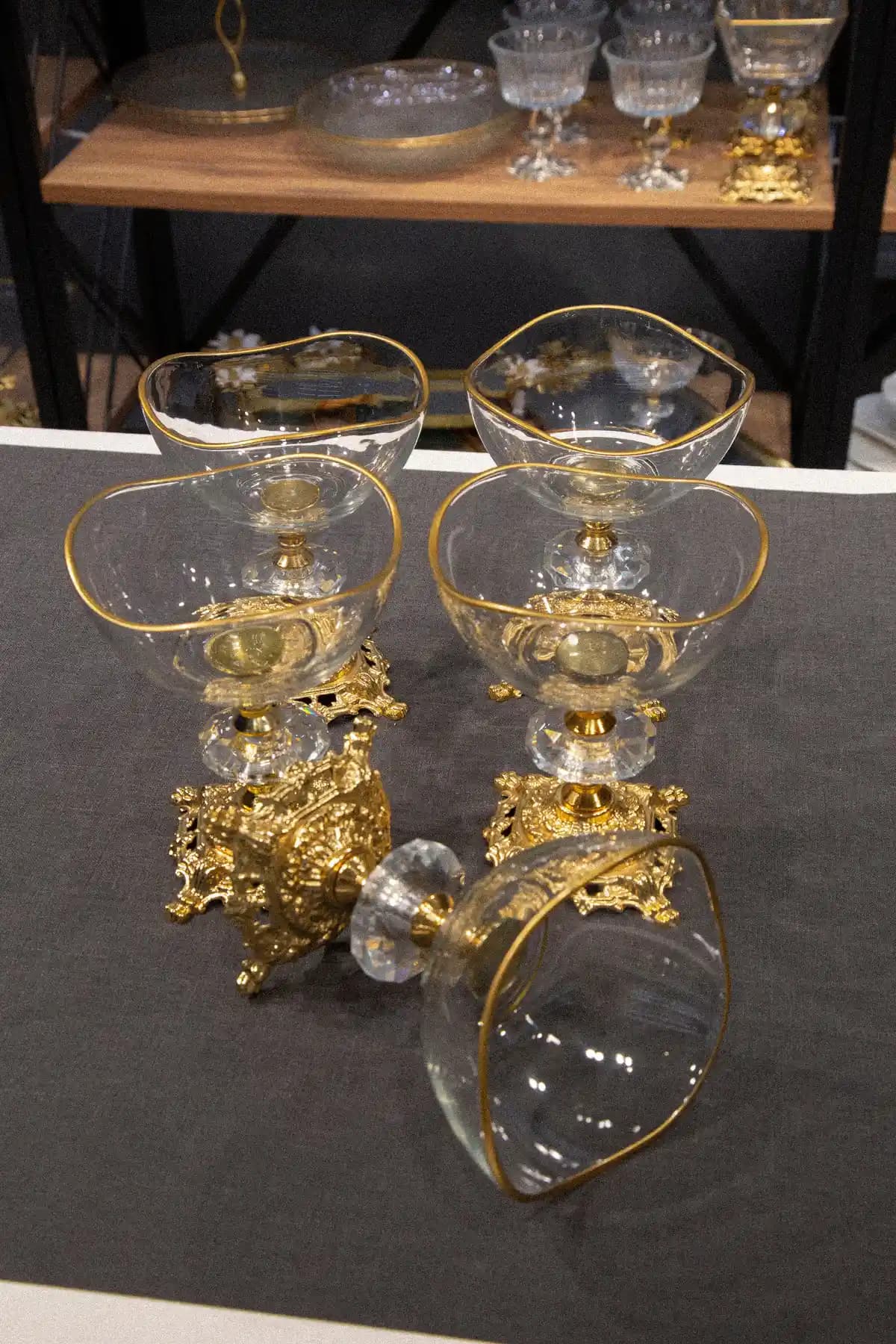 Altı Parçalık Çam Ahşap ve Beyaz Yüzeyli Sütlü Tatlı Sunum Seti – Metal Ayaklı