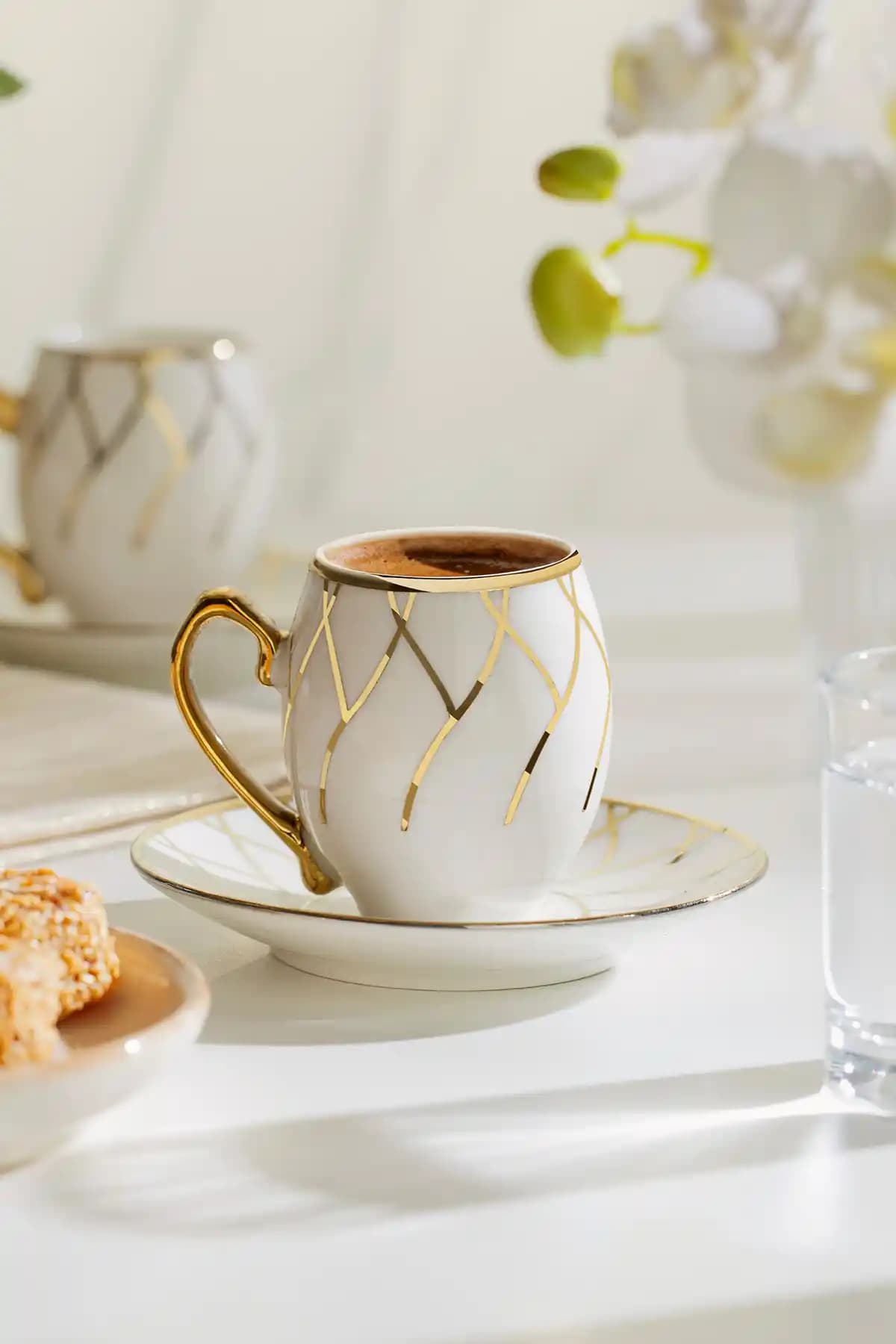 Nehir Dora 6 Kişilik Porselen Kahve Fincan Takımı: Modern Şıklık ve Günlük Kullanıma Uygun