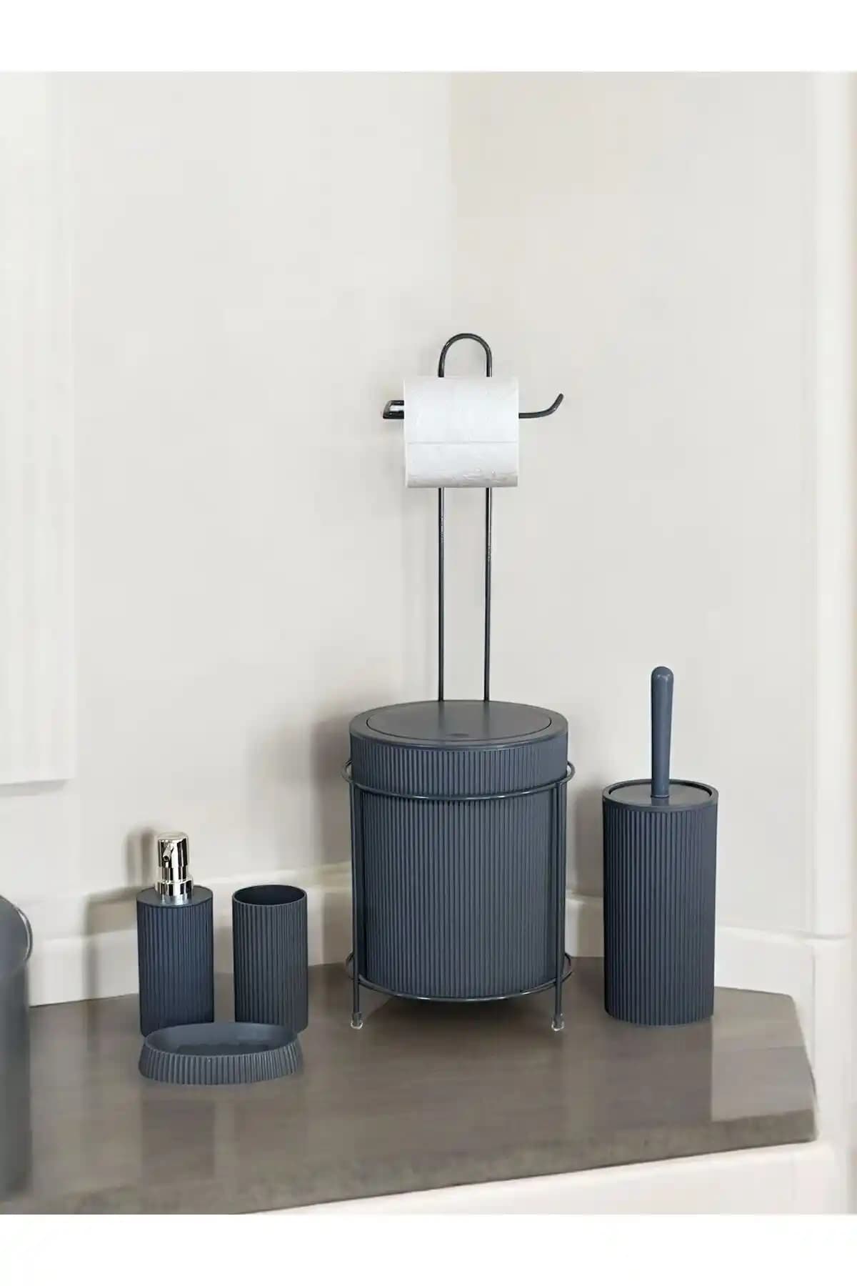 Türkiye menşeli gri metal banyoda düzen ve estetik sağlayan 6 parçalık banyo seti