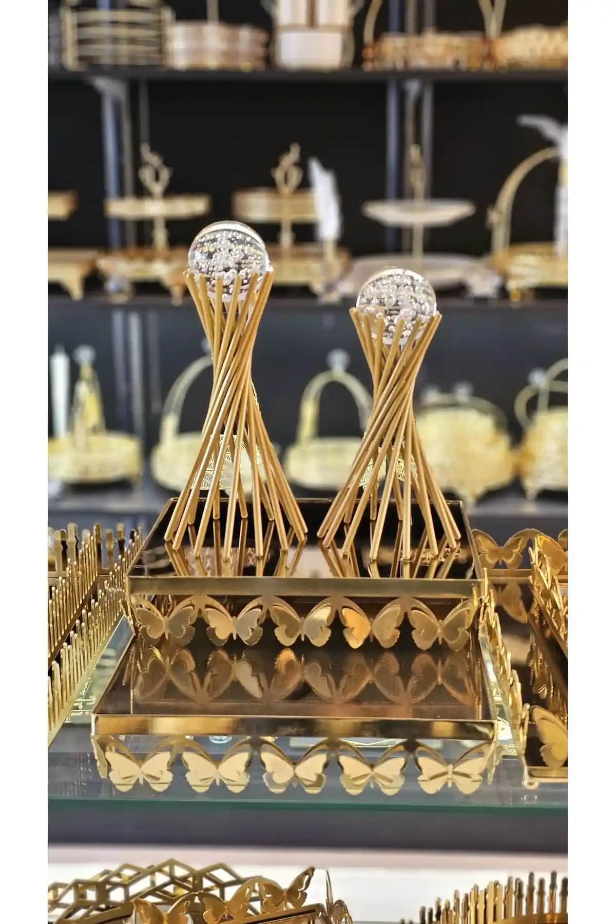 Gold Renk Burmalı Çapraz Ayaklı Küre: Şık ve Modern Dekorasyon