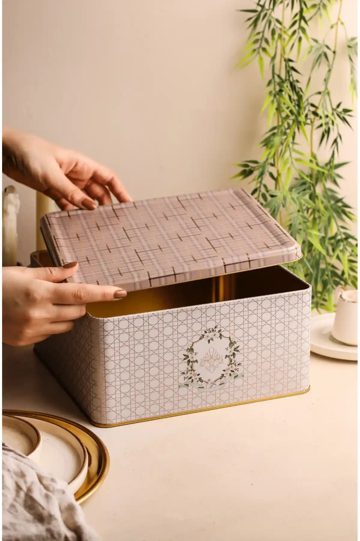 Evle Er029-5f Rosy Plaid Desenli 24x24 cm Kare Metal Saklama Kabı Dayanıklı Tasarım