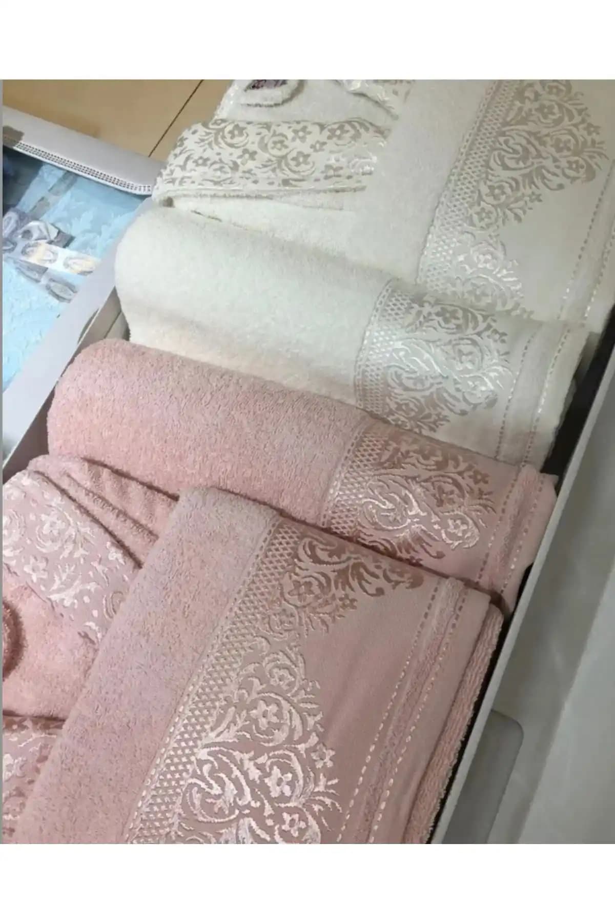 Fiesta Unisex Pamuk Aile Bornoz Seti: Konfor ve Şıklığı Bir Arada Sunar