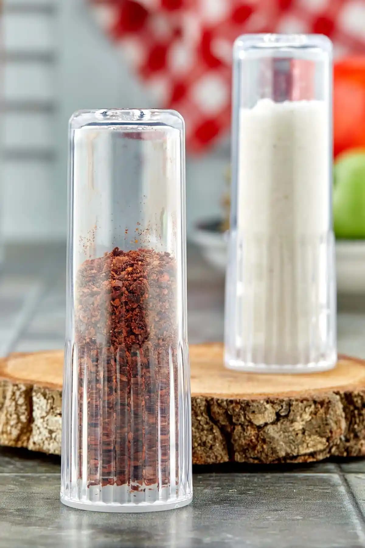 SepetçiBaba 2'li Şeffaf Pleksi Tuzluk ve Kara Biberlik Seti - Modern ve Dayanıklı