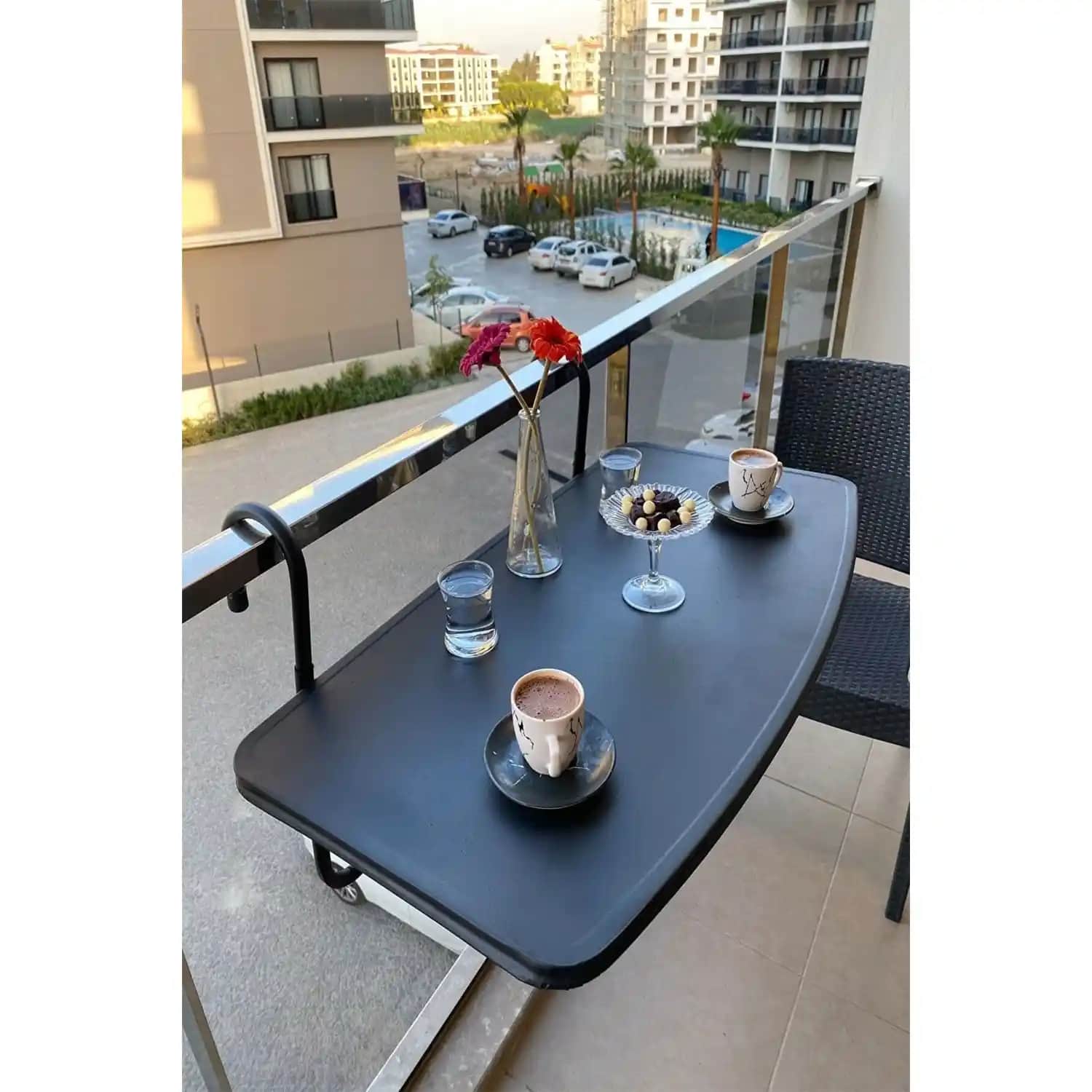 Balkon Dekorasyonunda Şıklık ve İşlevselliği Artıran Balkon Masası Seçenekleri