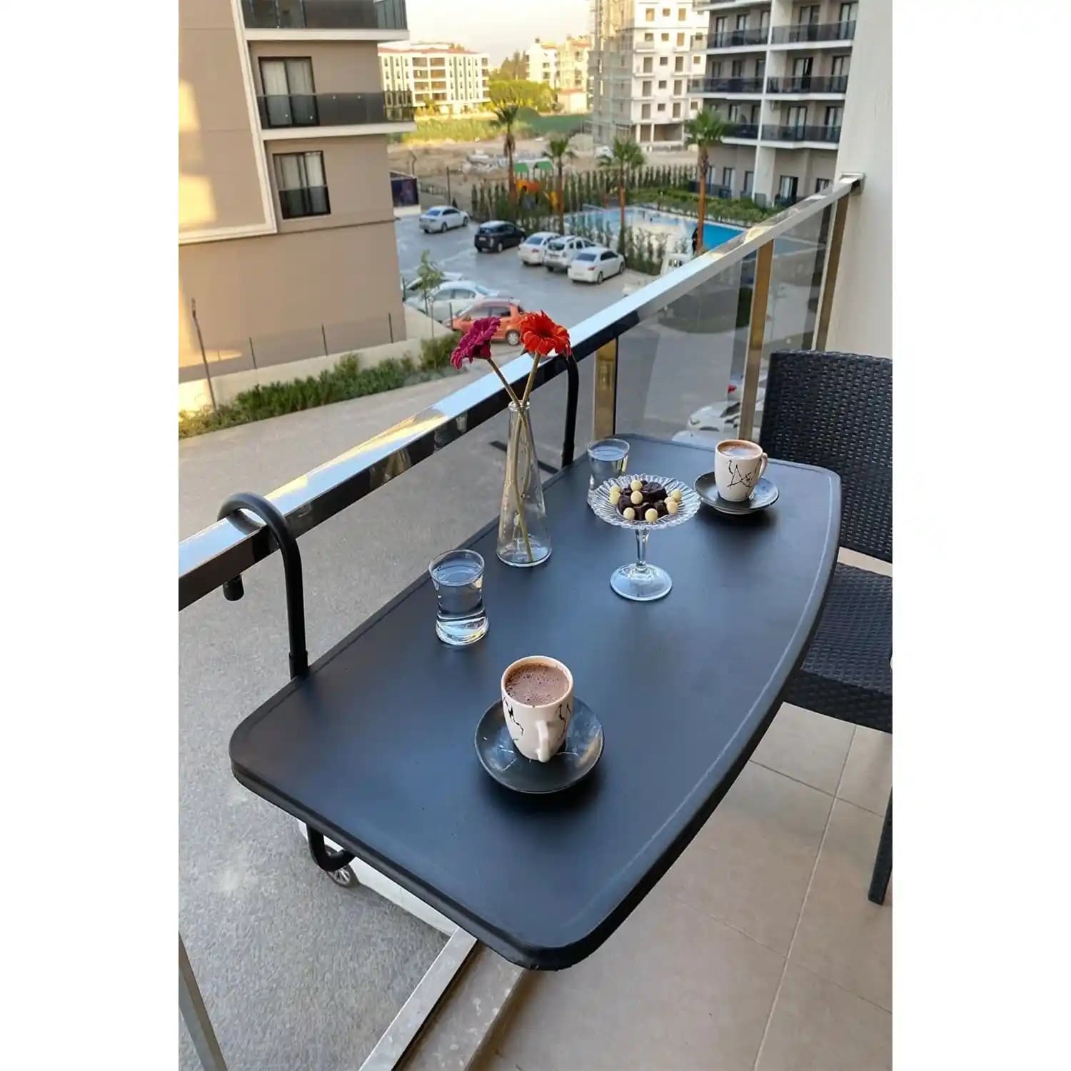 Balkon Dekorasyonunda Şıklık ve İşlevselliği Artıran Balkon Masası Seçenekleri