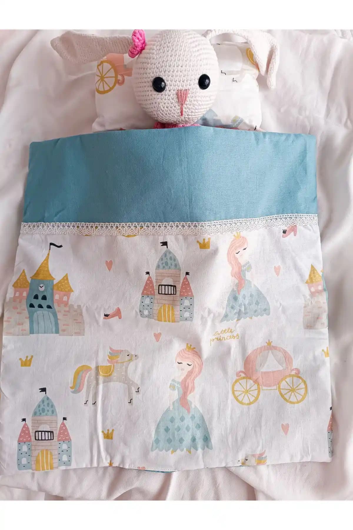 Bebek Yastık ve Yorgan Seçiminde Dekorasyonun Önemi ve Doğru Malzeme Kullanımı