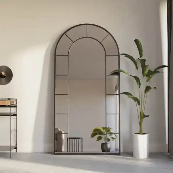 Dekorasyonda Şıklığın Tamamlayıcısı: Boy Aynası Seçimi ve Trendleri Rehberi