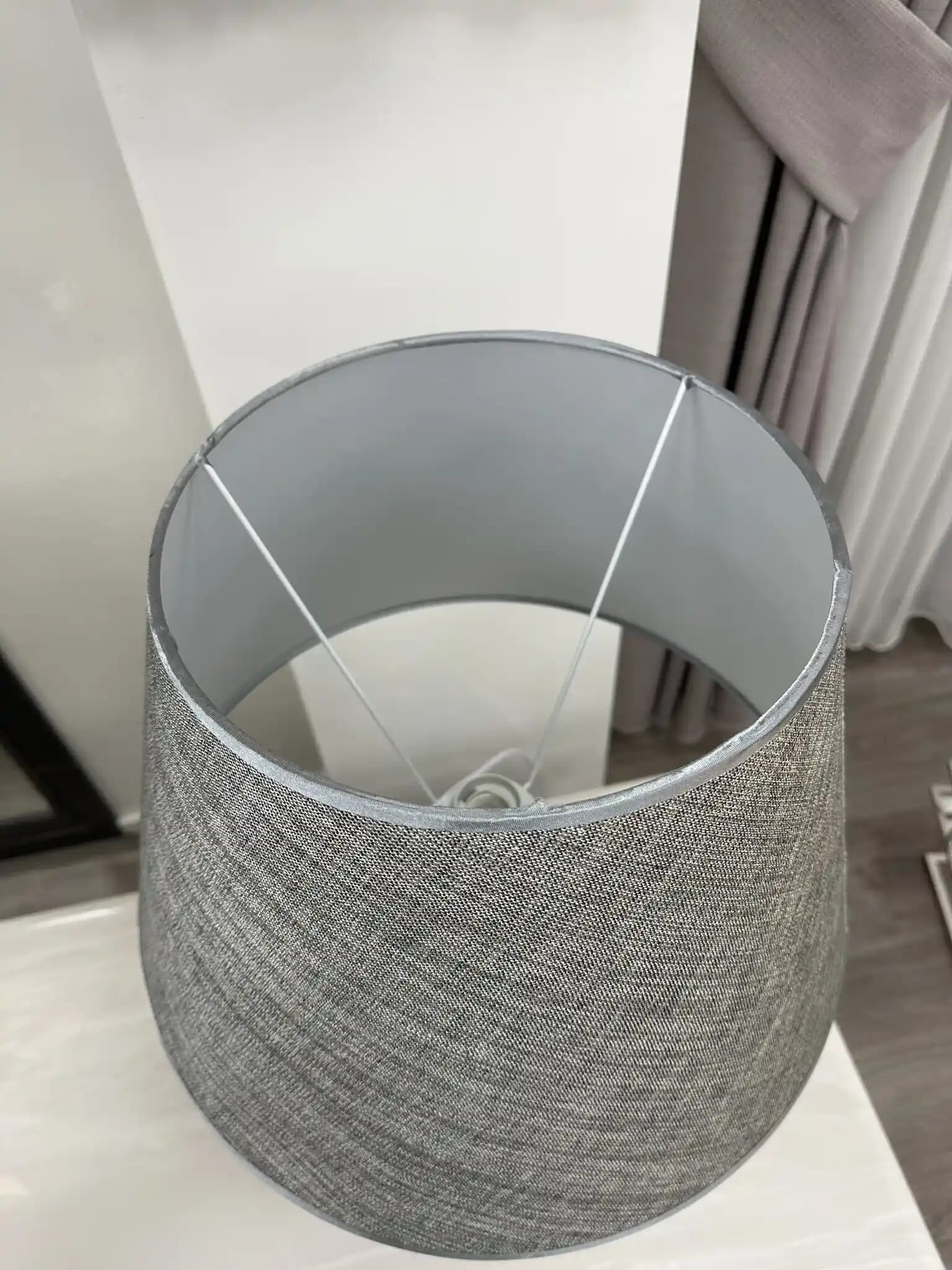 Gri Abajurlar ile Dekorasyonda Şıklık ve Fonksiyonellik Entegre Edilir