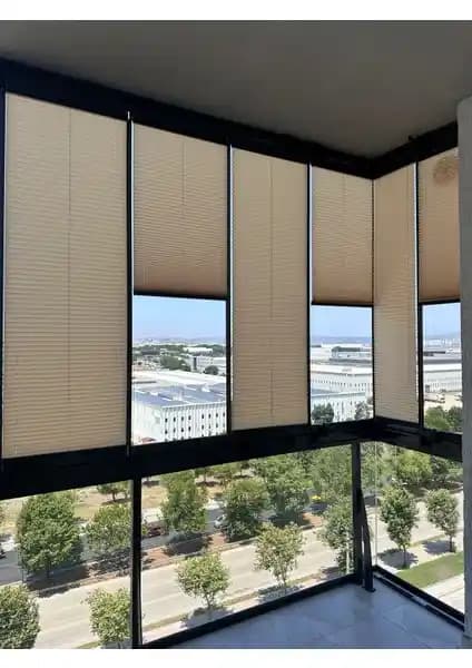 Blind-X Bej Plise Katlanır Cam Balkon Perdesi: Estetik ve Fonksiyonellik Sunan Modern Çözüm
